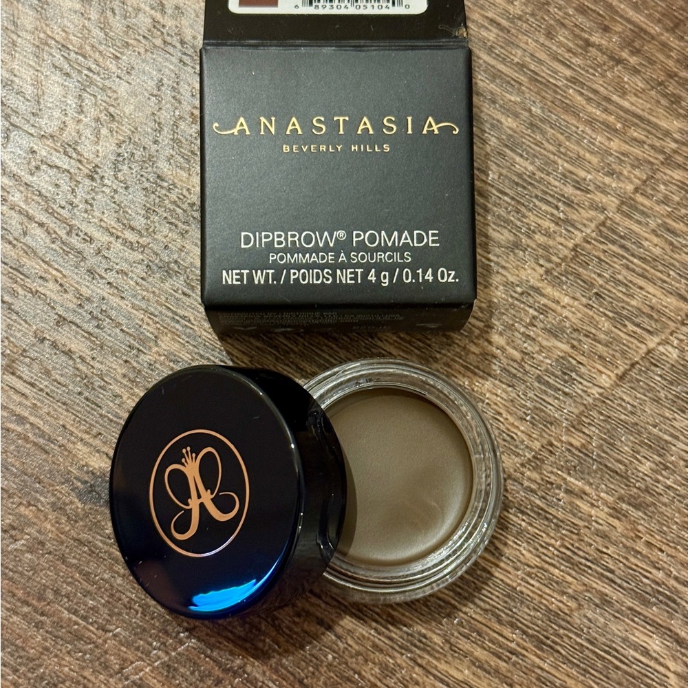 Anastasia Beverly Hills || Dipbrow Pomade in Dark Brown